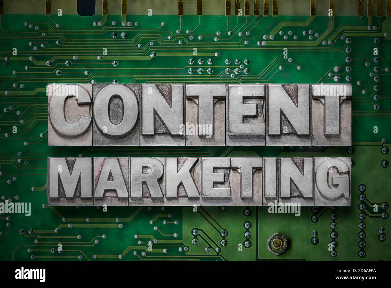 Content Marketing Phrase aus metallischen Buchdruckblöcken auf dem pc-Board Hintergrund Stockfoto