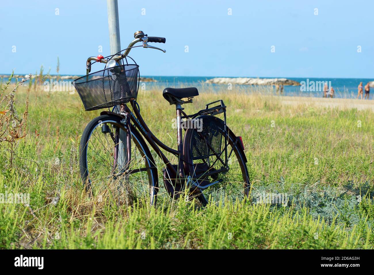 Das Fahrrad steht in der Nähe des Strandes in Pesaro. Europa, Italien, Marken, Pesaro. Stockfoto