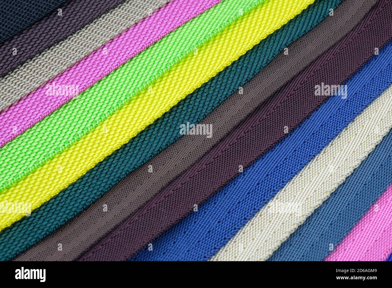 Farbige Polyester-Gürtel, Musterpalette zur Herstellung von Schultergurten für Taschen und Rucksäcke. Gurtbänder für Taschen und zum Nähen von Hundehalsbänder. Farbig b Stockfoto