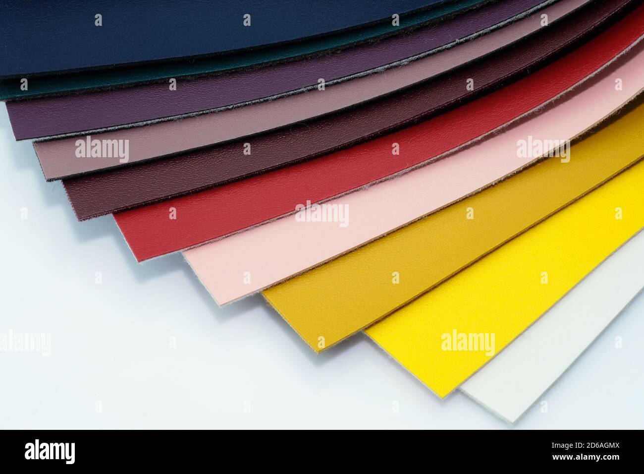 Farbpalette aus Kunstleder für die Polsterung von Möbeln. Kunstleder für die Herstellung von Taschen, Geldbörsen und Produktdeko. Verschiedene Farben Stockfoto