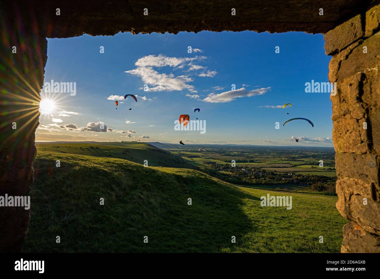 Gleitschirme fliegen über dem South Downs National Park. Brighton, East Sussex. Vereinigtes Königreich Stockfoto