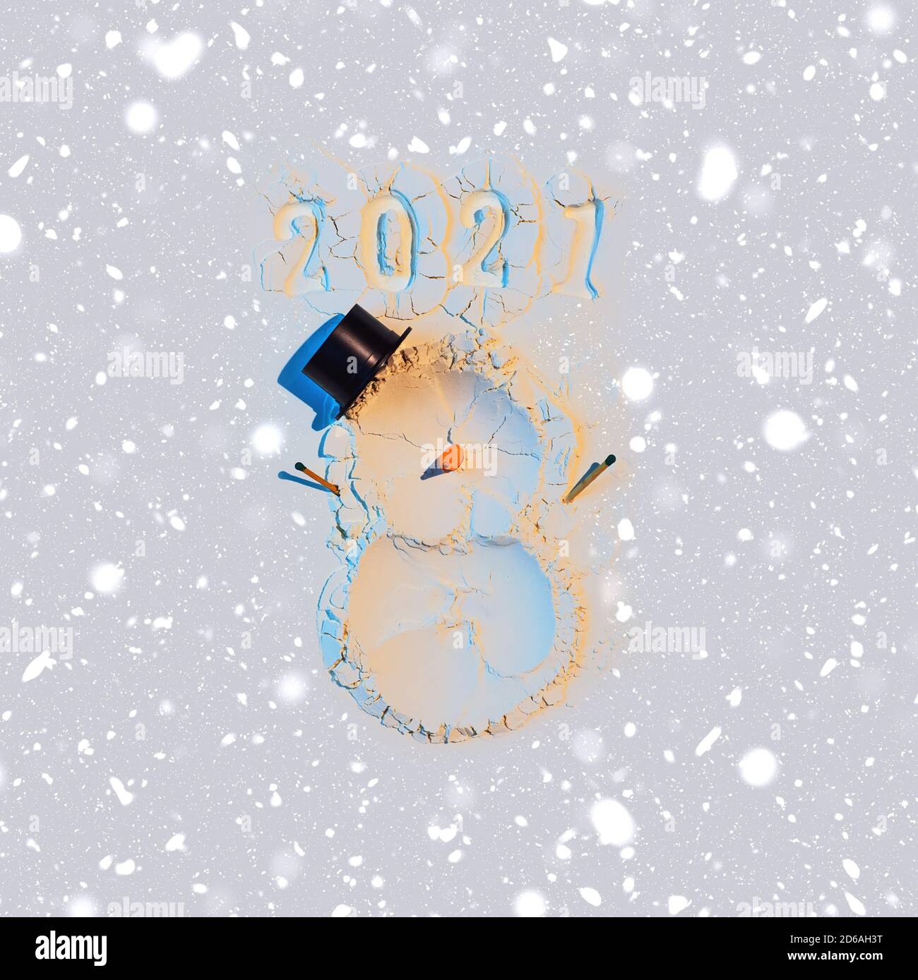 Ein Schneemann aus Mehl mit Karotten und Streichhölzern. Neujahrskonzept Postkarte 2021 Stockfoto