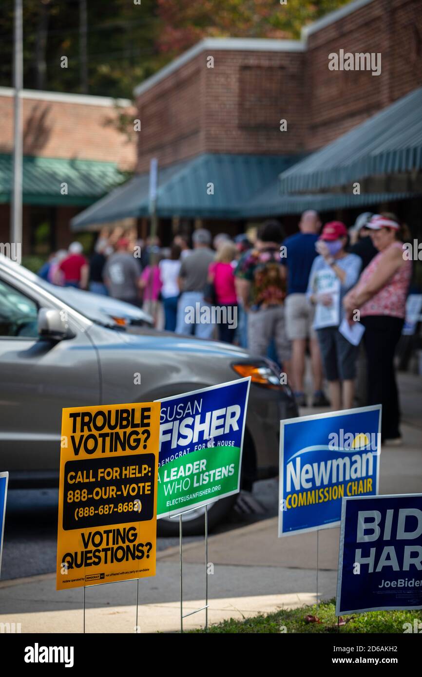 Ein Zeichen, das über Abstimmungsprobleme neben den langen Linien in die frühe Abstimmung in Candler, North Carolina fragt Stockfoto