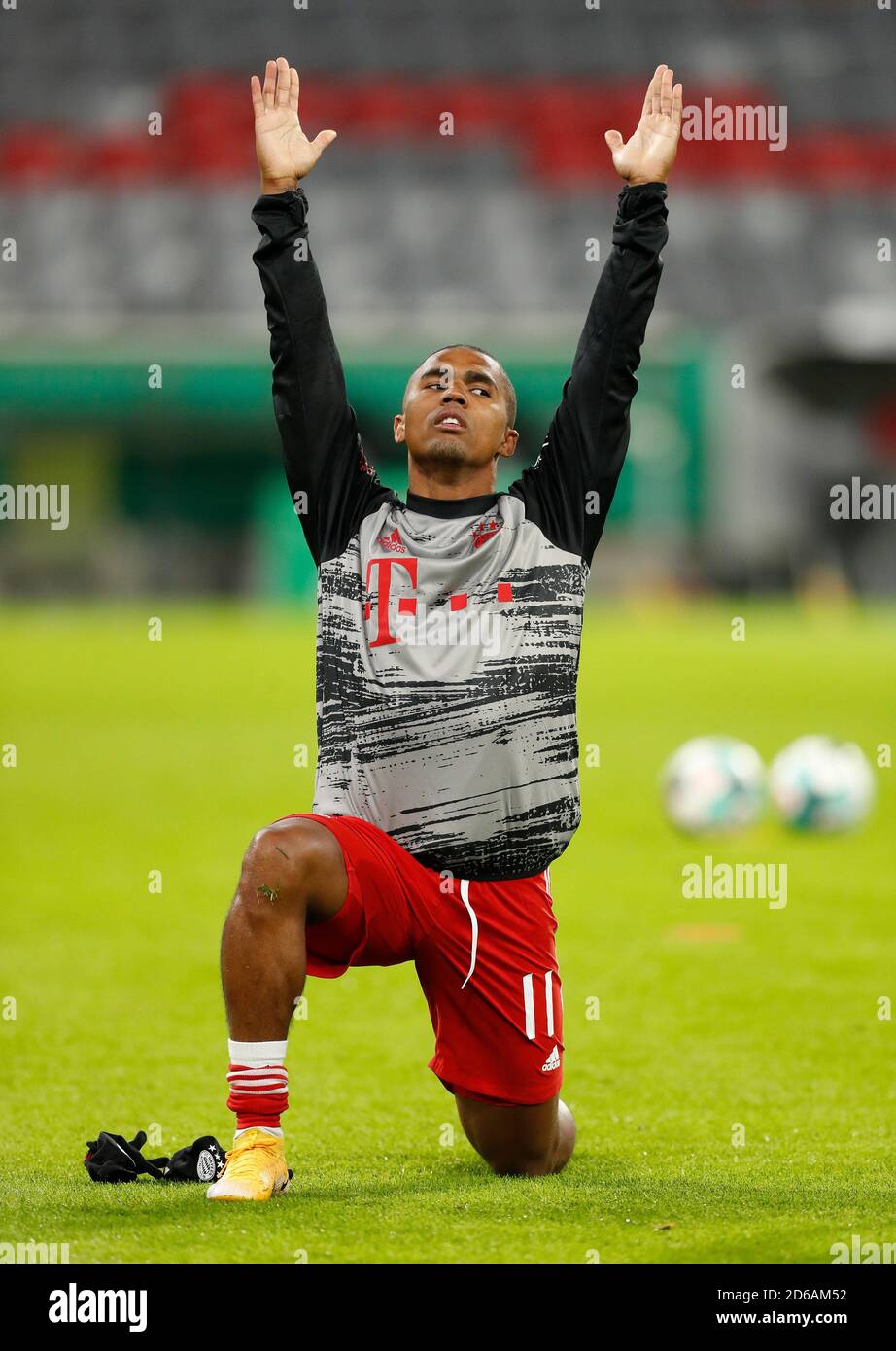 firo: Fußball: 15.10.2020 DFB Pokal 1.FC Dvºren - FC Bayern Mvºnchen, München Douglas Costa, Aufwärmen   Einsatz weltweit Stockfoto