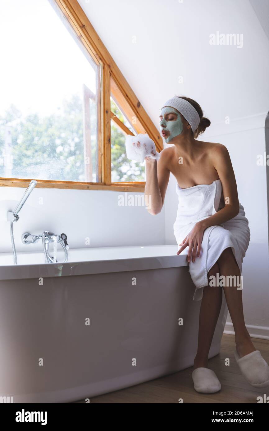 Frau badewanne schaum Fotos und Bildmaterial in hoher Auflösung Alamy
