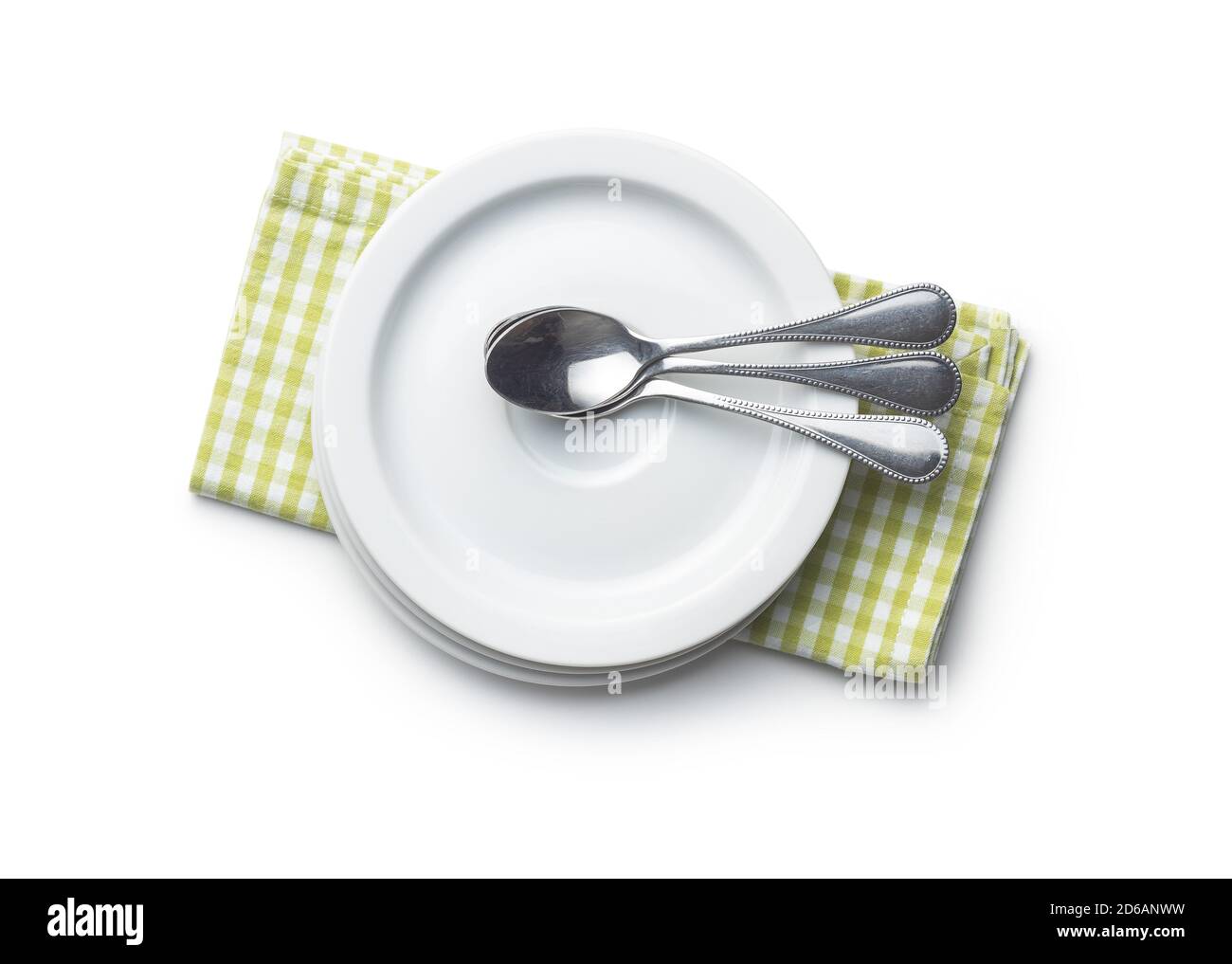 Dessertteller und Löffel auf karierter Serviette isoliert auf weißem Hintergrund. Stockfoto