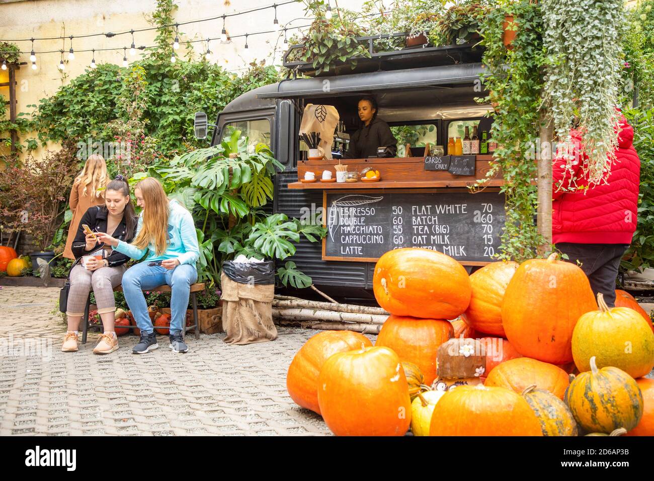 Prag, Tschechische republik - 09.10.2020: Beliebte Café Botanica Coffee Truck in Prag, Tschechische republik Stockfoto