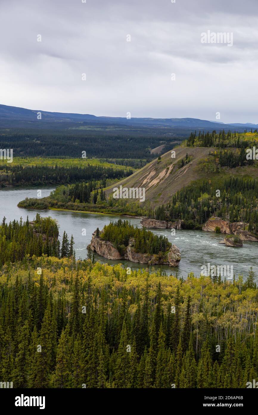 Blick auf den malerischen Fluss und die Bäume bei einem klaren Fall Tag Stockfoto