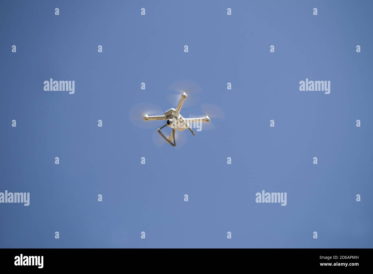 Xiaomi Mi Drone 4K fliegen und aufnehmen. Stockfoto