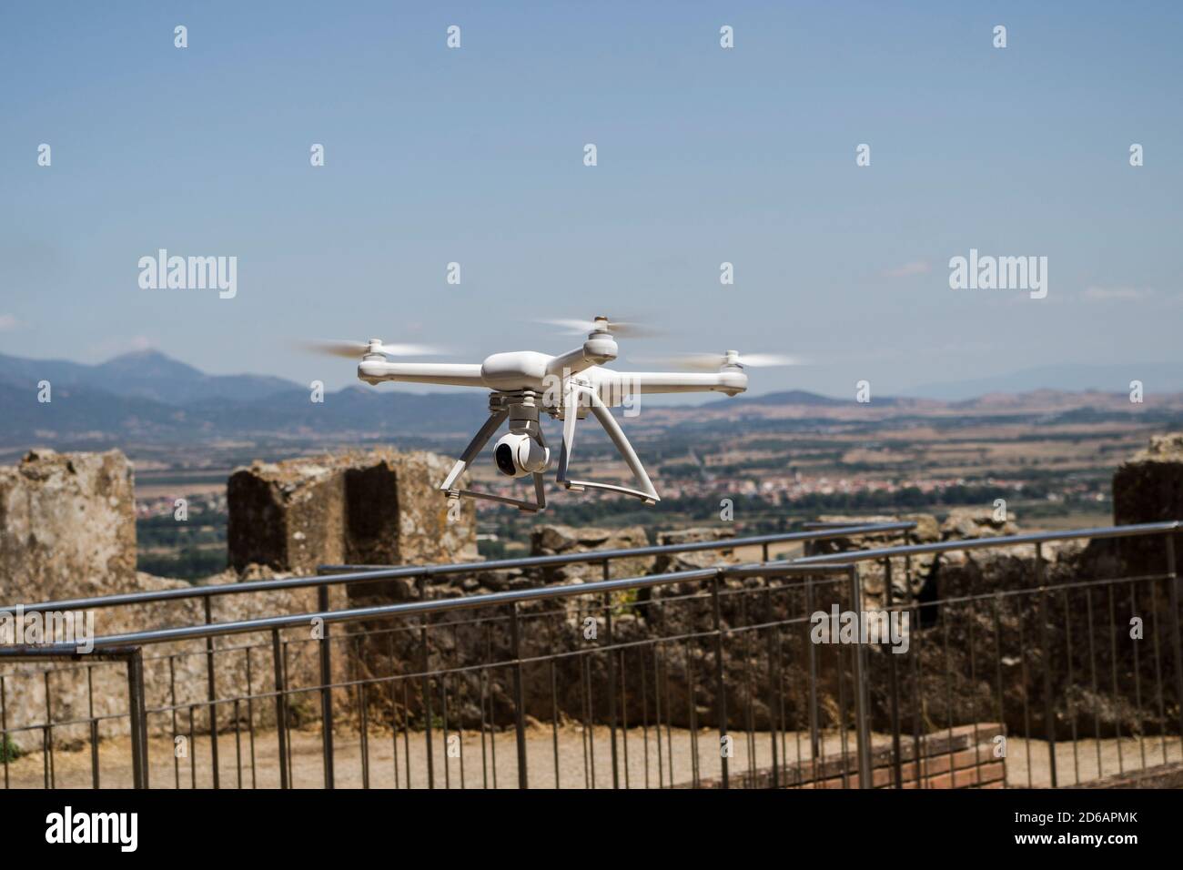 Xiaomi Mi Drone 4K fliegen und aufnehmen. Stockfoto