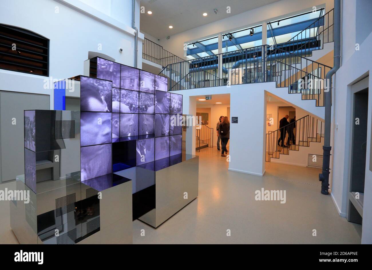 Ausstellungshalle mit multimedialer Ausstellung im Museum der Befreiung von Paris.Paris.Frankreich Stockfoto
