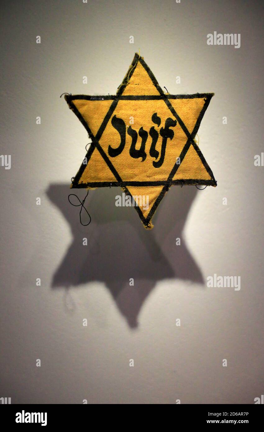 Ein original gelbes jüdisches Abzeichen mit Juif in der Mitte bis Identifizieren jüdische Bevölkerung während der Nazi-Besetzung von Frankreich Display in Das Museum der Befreiung von Paris.Paris.Frankreich Stockfoto