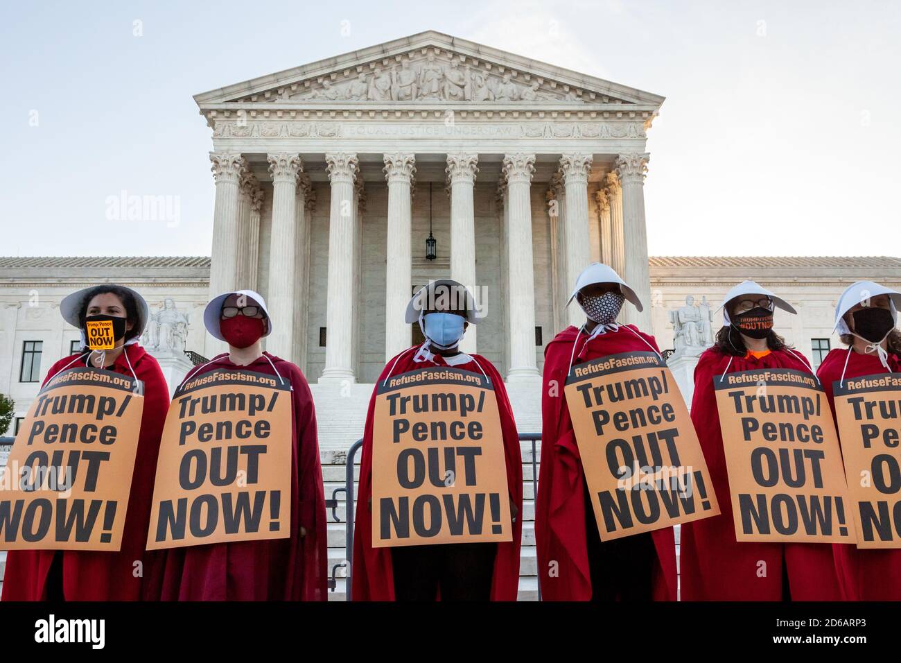 Washington, DC, USA, 15. Oktober 2020. Im Bild: Frauen, die als Dienstmädchen von der Magd's Tale gekleidet sind, stehen vor dem Gebäude des Obersten Gerichtshofs, um gegen die Nominierung von Amy Coney Barrett und die faschistische Politik der Trump-Regierung zu protestieren. Demonstranten lehnen die Ernennung von Amy Coney Barrett zum Obersten Gerichtshof ab, um die Rechte von Frauen, LGBTQ und Behinderung sowie den Health and Affordable Care Act (Obamacare) zu schützen. Kredit: Allison Bailey/Alamy Live Nachrichten Stockfoto