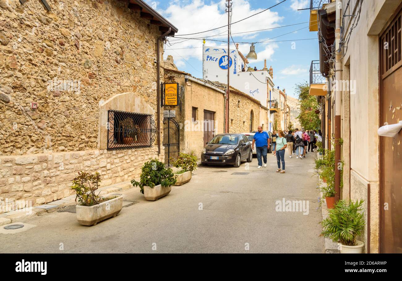 Parrini, Sizilien, Italien - 27. September 2020: Touristen besuchen das alte Dorf Parrini in der Gemeinde Partinico, in der Provinz Palerm Stockfoto