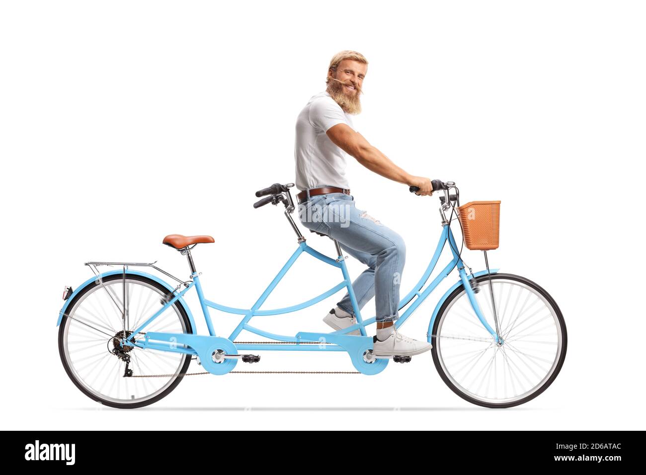 Junger Mann mit blondem Bart und Schnurrbart auf einem Tandem Fahrrad isoliert auf weißem Hintergrund Stockfoto