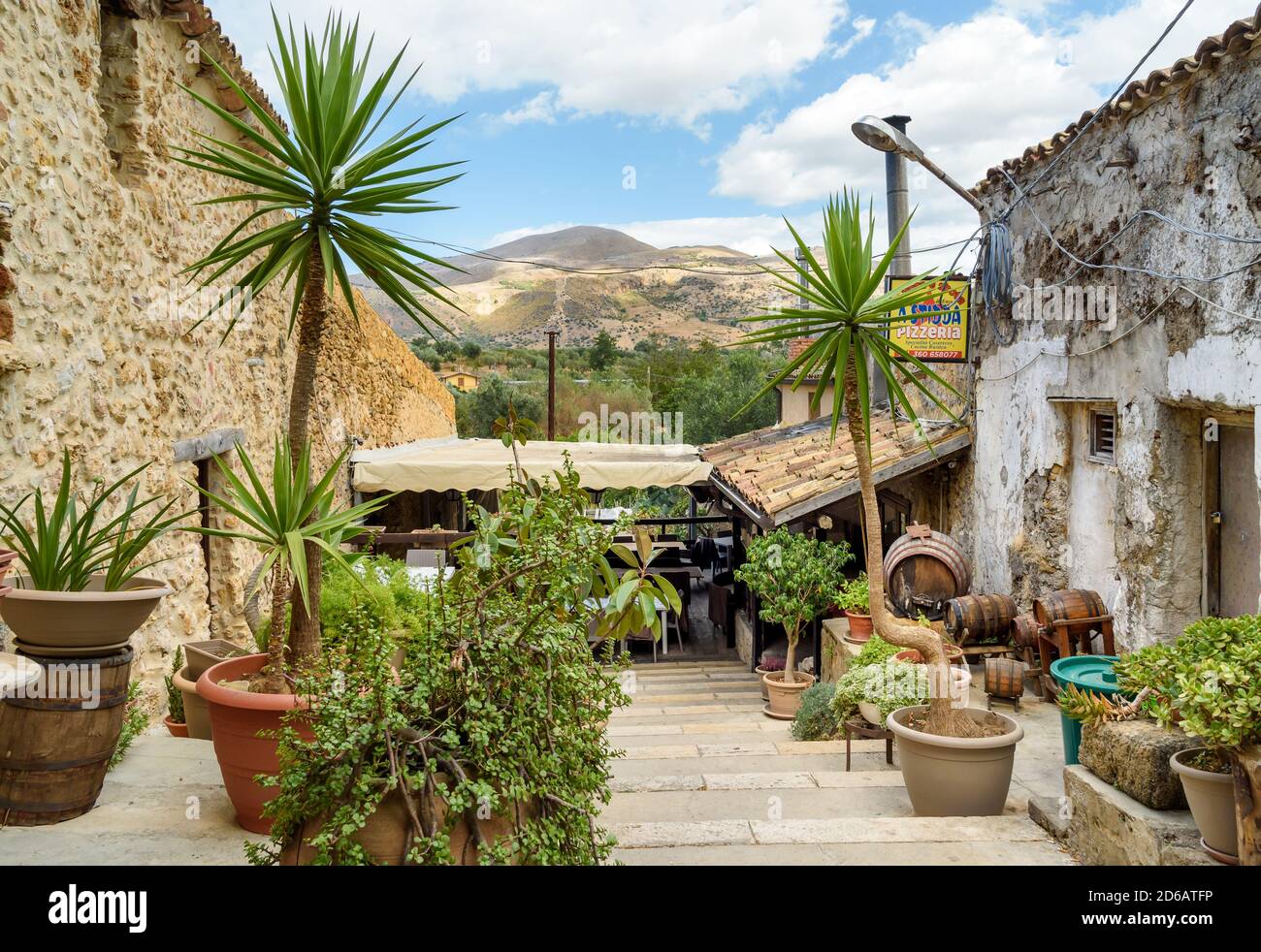 Parrini, Sizilien, Italien 27. September 2020 Schmale Straße im