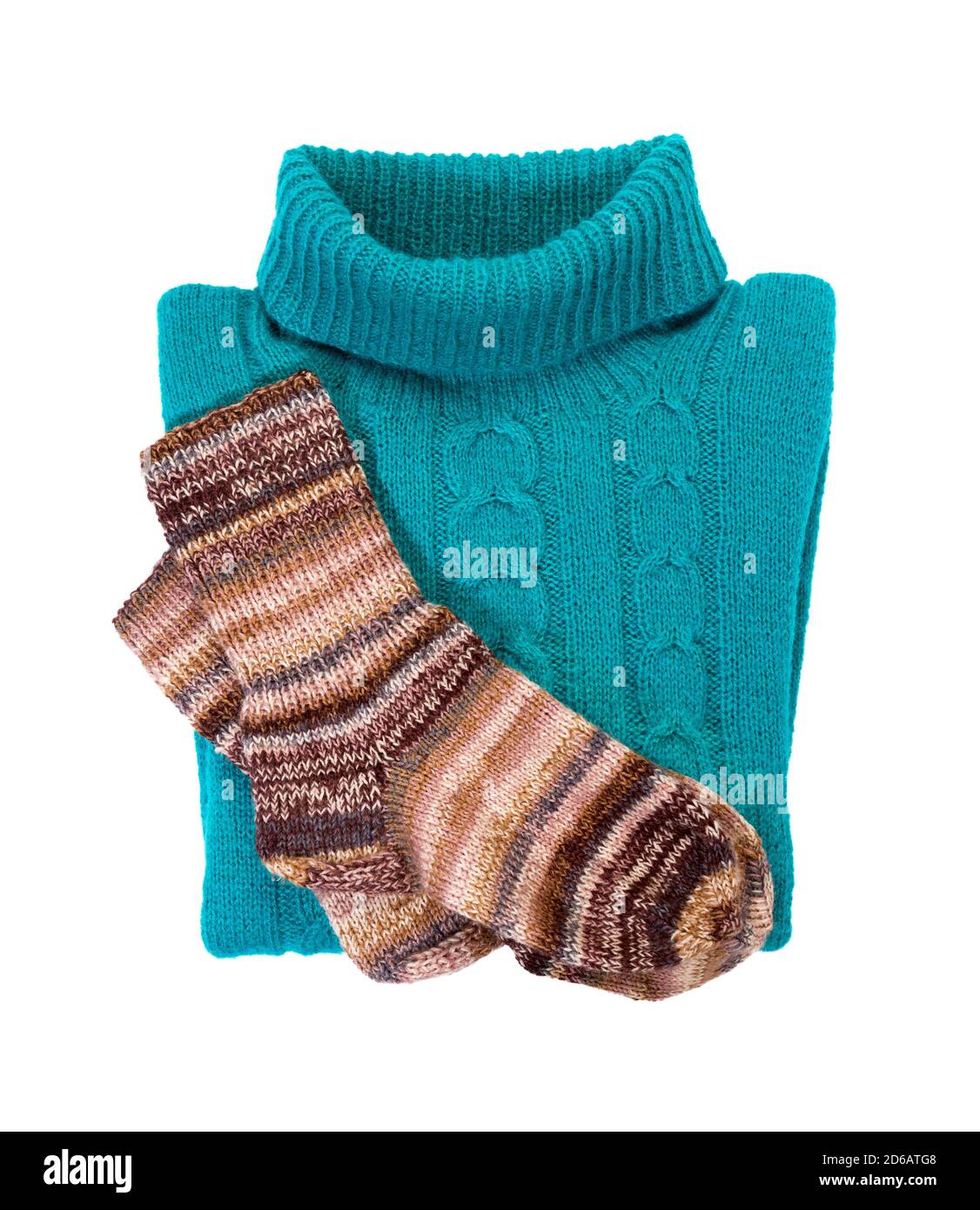 Blauer warmer Strickpullover mit Muster und Socken. Auf Weiß isolieren. Warme Winterkleidung. Stockfoto
