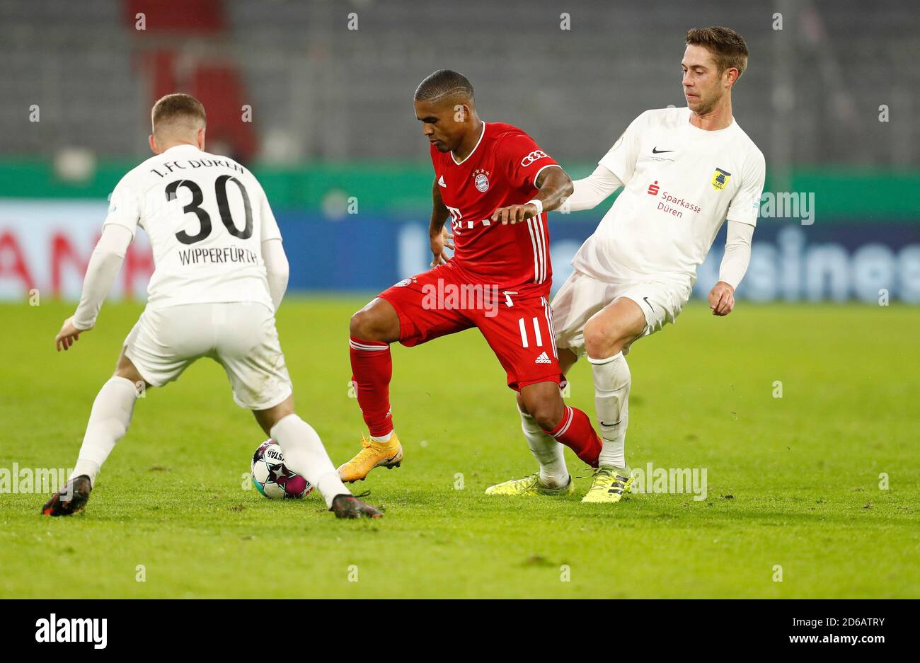 firo: Fußball: 15.10.2020 DFB Pokal 1.FC Dvºren - FC Bayern Mvºnchen, München ZWEIKAMPF Douglas Costa versus Markus Wipperfvºrth links   usage worldwide Stockfoto