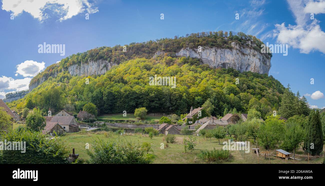 Baume-Les-Messieurs, Frankreich - 09 01 2020: Blick auf das Dorf Baume-les-Messieurs und die dahinter liegenden Klippen Stockfoto