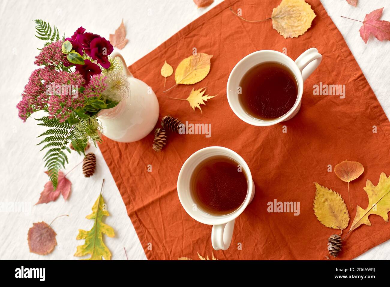 Warmes, saisonales Herbstkürbis-Gewürzgetränk zum kühlen Genuss Herbsttage mit Hintergrund von gefallenen Blättern dekorative Elemente Stockfoto