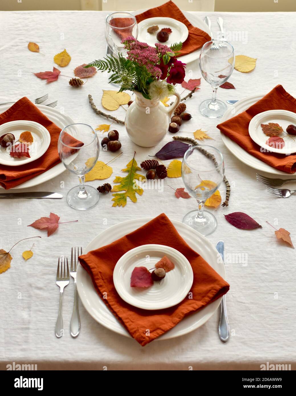 Erntedankfest Tischdekor mit natürlichen Elementen der Herbstblätter Und farbenfrohe Elemente Stockfoto