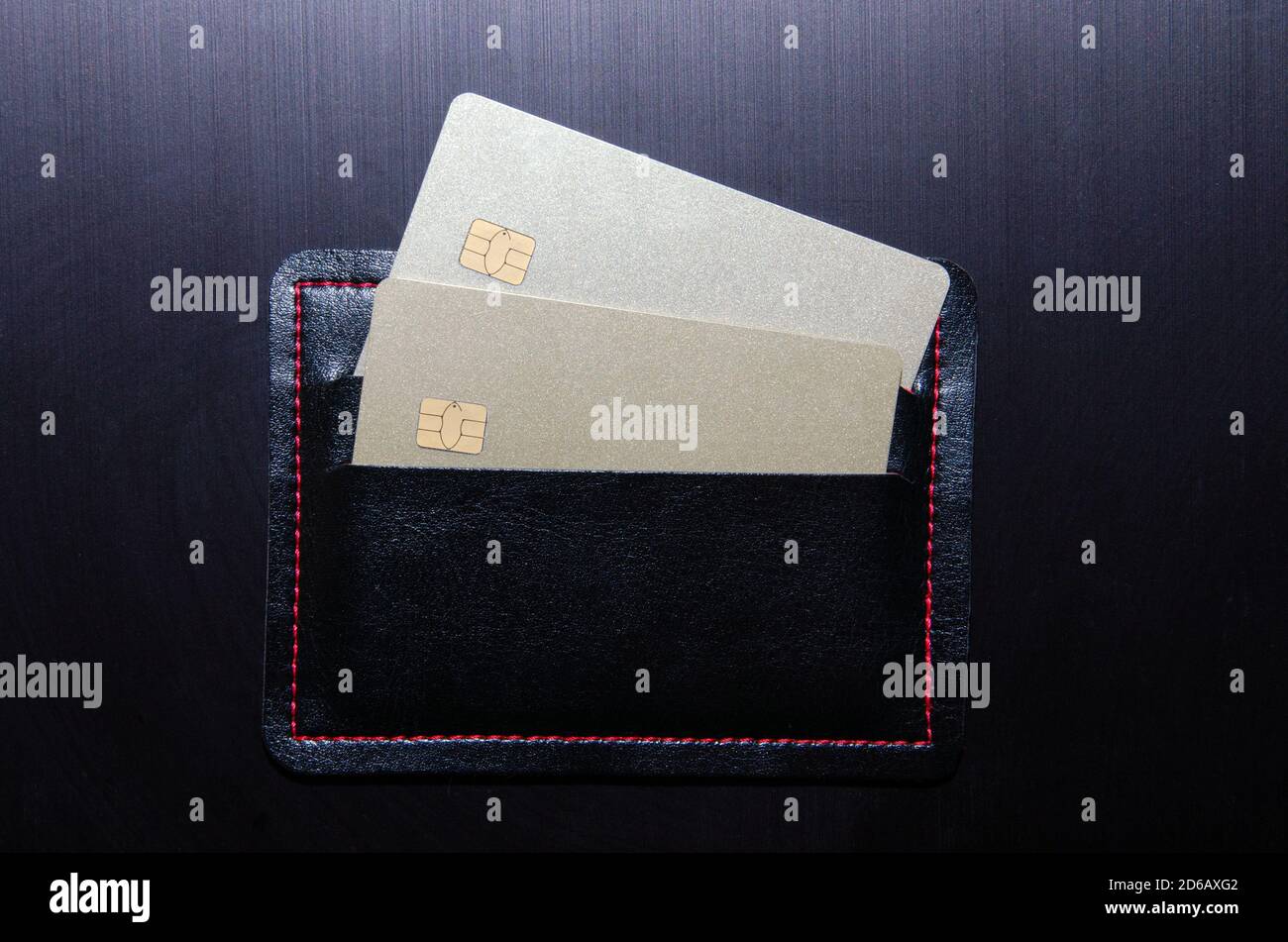 Visitenkarte Mockup US Standard 3.5 x 2 Zoll . Goldene raue Papierkarten isoliert auf schwarzem Hintergrund. Stockfoto