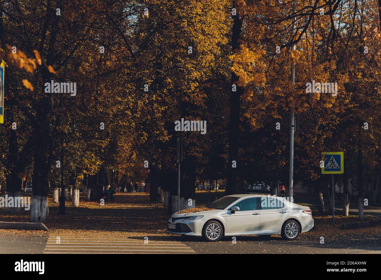Ufa, Russland, 07-10-2020: Brandneues Toyota Camry Hybrid-Modell 2020. Allgemeine Vorderansicht bei Sonnenuntergang. Stockfoto