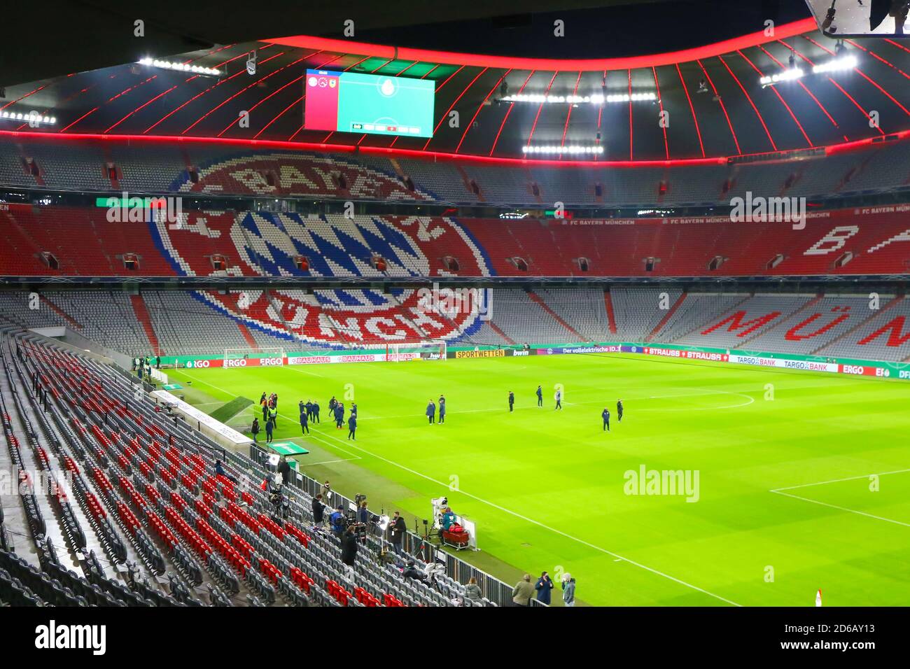 München, Deutschland 15. Oktober 2020: DFB Pokal - 20/21 - 1. FC Dueren vs. FC Bayern München die Tribünen in der Allianz Arena bleiben heute leer, Geisterspiel, Feature/Symbol/Symbol Foto/Merkmal/Detail//// DFB-Vorschriften verbieten die Verwendung von Fotos als Bildsequenzen und/oder quasi-Video. /// weltweite Nutzung Stockfoto