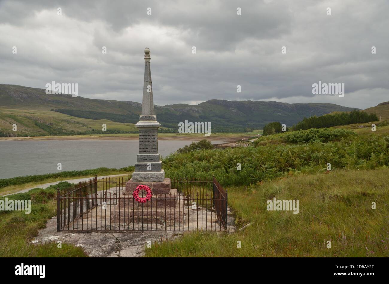 Das Kriegsdenkmal in Dundonnell, Schottische Highlands, Großbritannien. Teil der North Coast 500 Touristenroute. Stockfoto