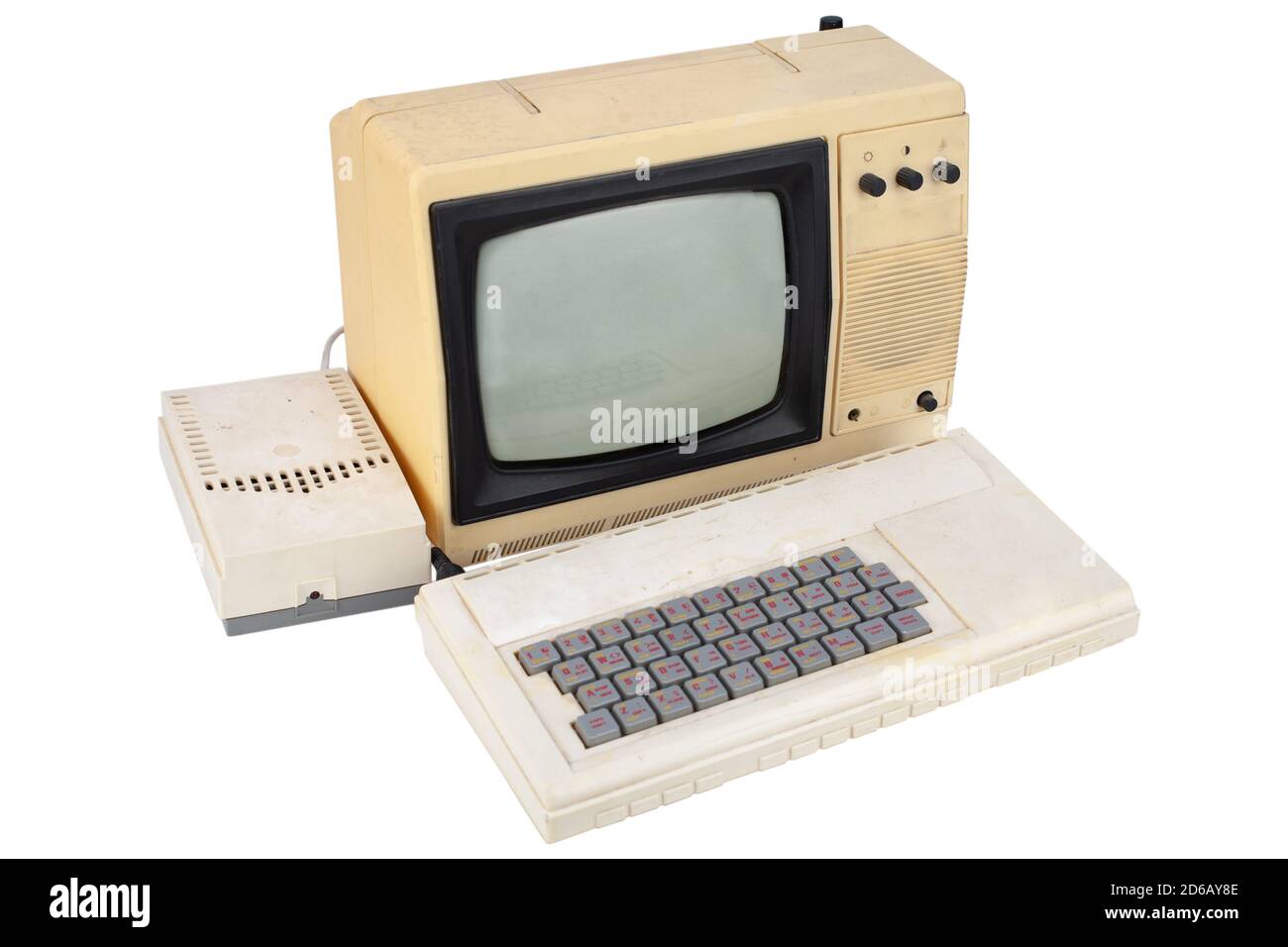 Alter 8-Bit-Computer mit Monitor vom fernseher isoliert Auf Weiß Stockfoto