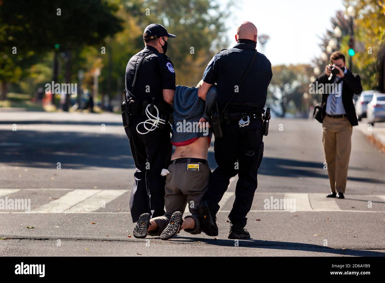 Washington, DC, USA, 15. Oktober 2020. Im Bild: Ein Protestler bei der Senator Walk-out Demonstration wird von der US-Capitol Police verhaftet. In einem vorsätzlichen Akt zivilen Ungehorsams blockierte eine Gruppe die Straße, um gegen die Ernennung von Amy Coney Barrett zum Obersten Gerichtshof zu protestieren, um die Rechte von Frauen, LGBTQ und Behinderung sowie den Health and Affordable Care Act (Obamacare) zu schützen. Kredit: Allison Bailey/Alamy Live Nachrichten Stockfoto