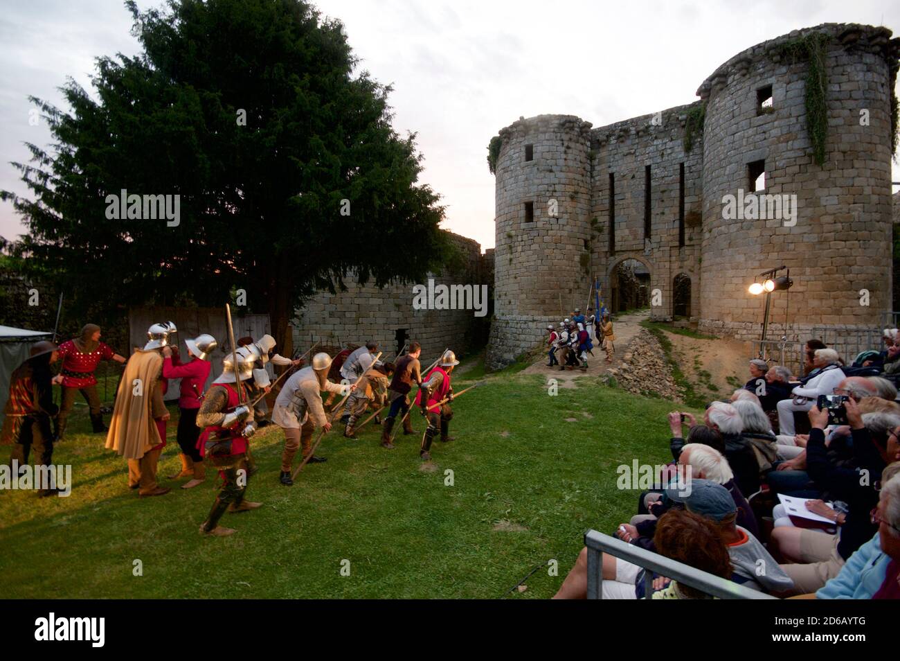 Amateur dramatische Leistung von Henry V auf Schloss Tpnquedec, Bretagne Stockfoto