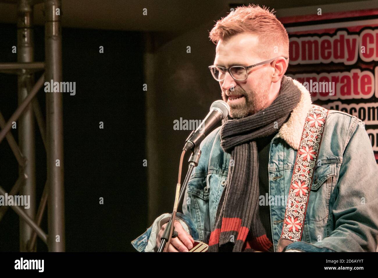 Komiker und Musiker Andy Stedman tritt bei einem Outdoor-Comedy-Gig in einer sozial distanzierten Covid-sicheren Umgebung auf einem Campingplatz in der britischen Landschaft während der Covid-19 Pandemie auf. Stockfoto