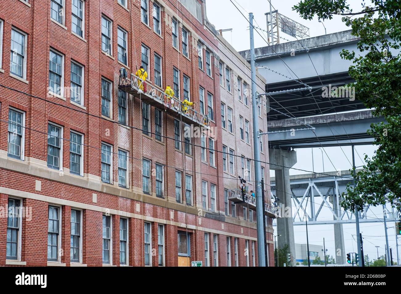 New Orleans, Louisiana/USA - 22. September 2020: Fensterputzer und Druckwäscher arbeiten an der Seite des Gebäudes im zentralen Geschäftsviertel Stockfoto