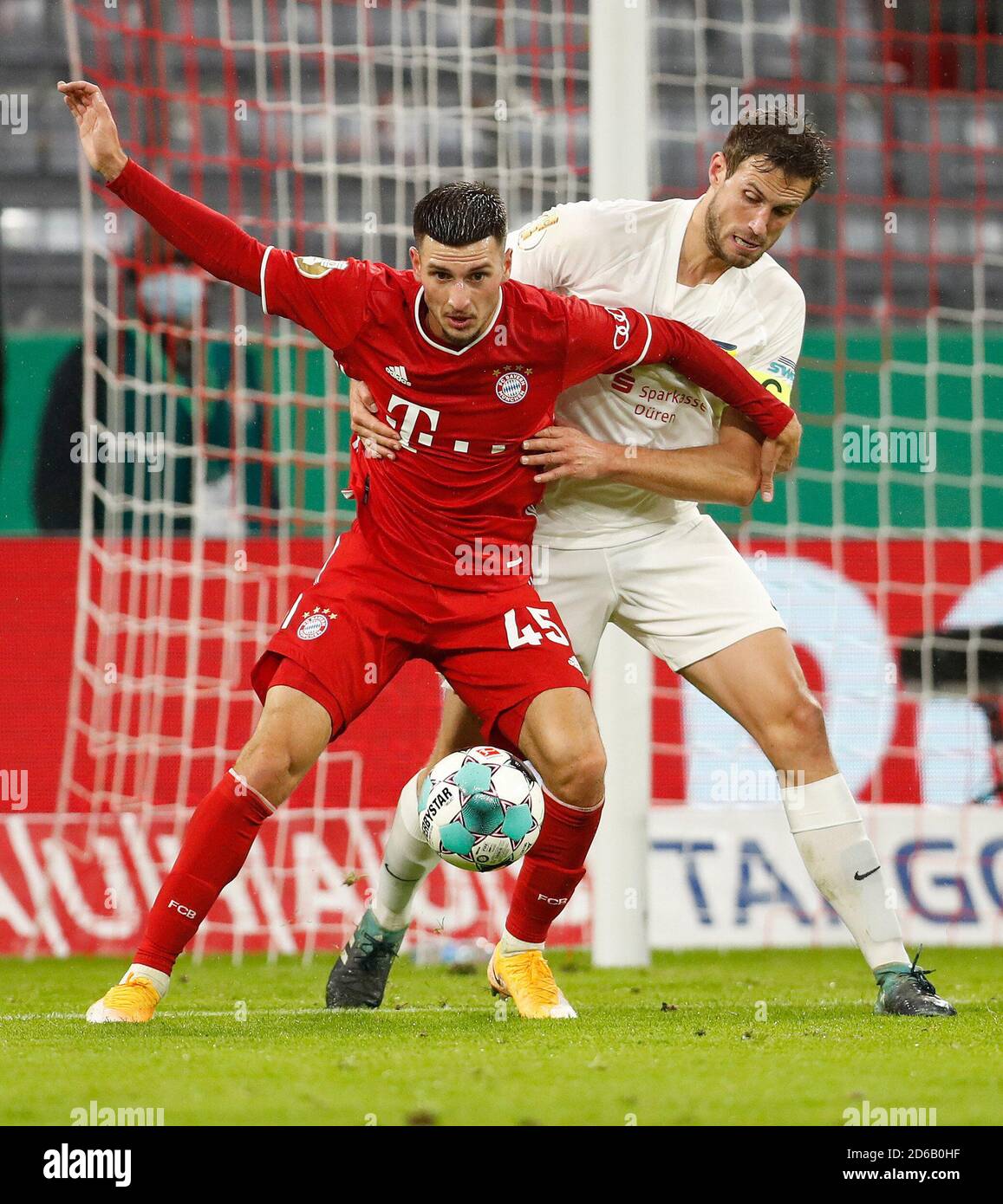 firo: Fußball: 15.10.2020 DFB Pokal 1.FC Dvºren - FC Bayern Mvºnchen, München Duelle, Leon Dajaku gegen Philipp Simon Stockfoto