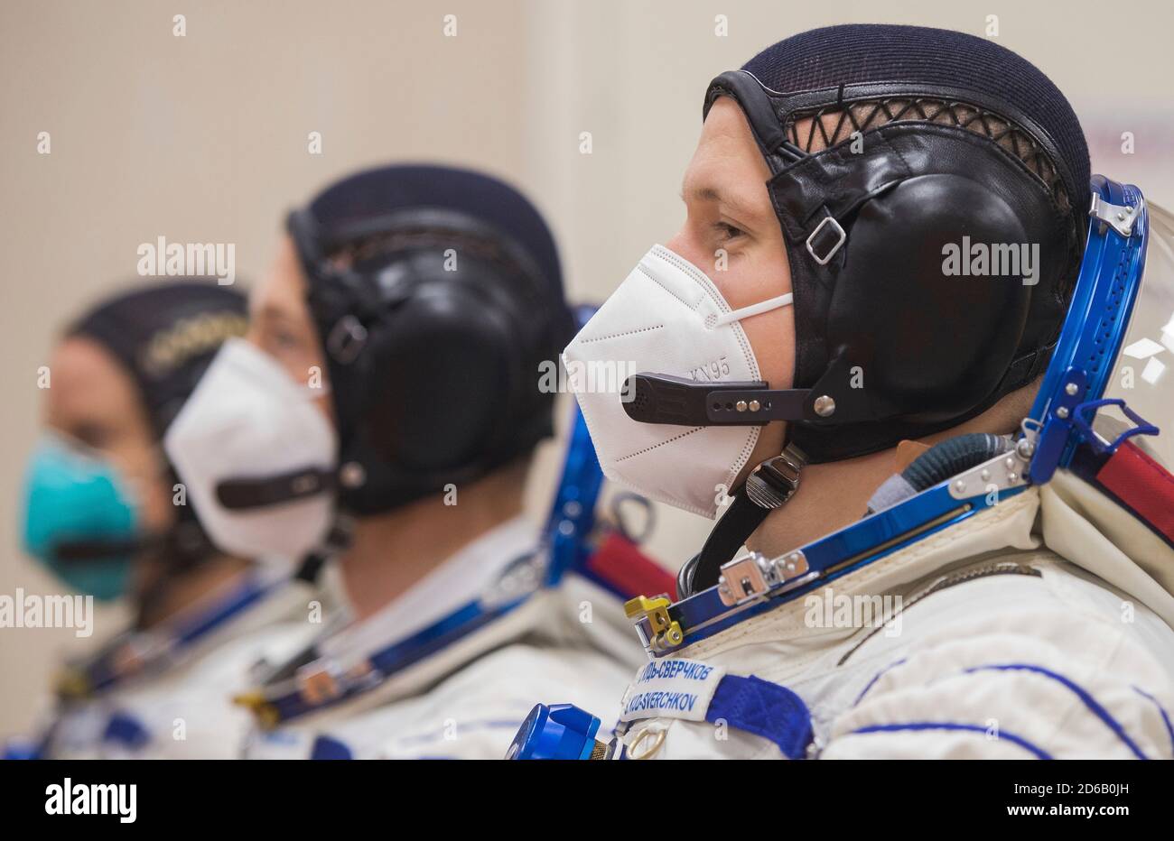 Baikonur, Kasachstan. Oktober 2020. Expedition 64 NASA-Astronautin Kate Rubins, links und russische Kosmonauten Sergey Ryzhikov, Mitte, und Sergey KUD-Sverchkov, rechts, von Roskosmos in ihren russischen Sokol-Anzügen, bevor sie die russische Sojus MS-17-Sonde zum Start auf dem Kosmodrom Baikonur am 14. Oktober 2020 in Baikonur, Kasachstan, bestiegen. Die Crew-Mitglieder Sergey Ryzhikov, Sergey KUD-Sverchkov von Roscosmos und NASA-Astronautin Kate Rubins starten eine sechsmonatige Mission zur Internationalen Raumstation. Quelle: Andrey Shelepin/NASA/Alamy Live News Stockfoto