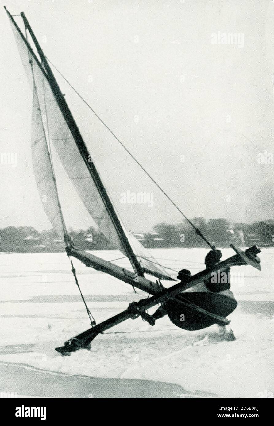 Ice Boating in Long Branch New Jersey während eines der spannenden Rennen, die der Long Branch Ice Boat and Yacht Club um 1920 veranstaltet, dreht er sich um einen schnellen Clip. Stockfoto