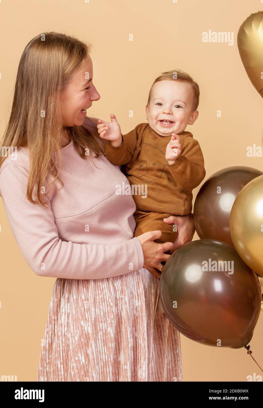 Familie, Mama, Papa, ich, Ballons, Fotoshooting einer jungen Familie mit Kindern anlässlich des Geburtstages des Babys Stockfoto