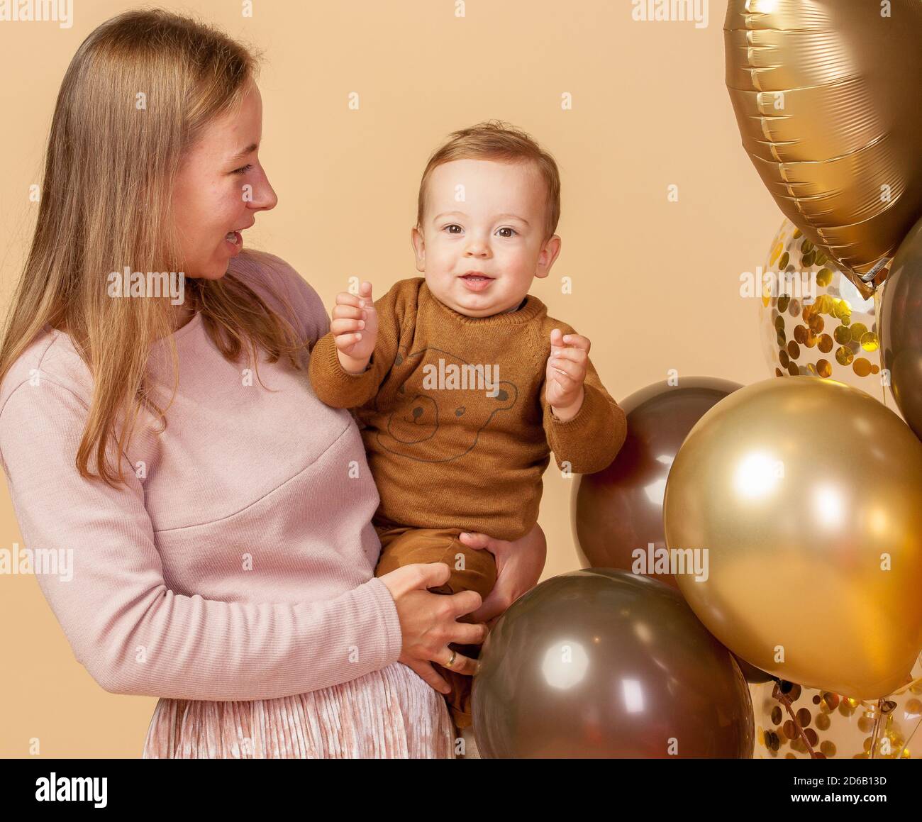 Familie, Mama, Papa, ich, Ballons, Fotoshooting einer jungen Familie mit Kindern anlässlich des Geburtstages des Babys Stockfoto