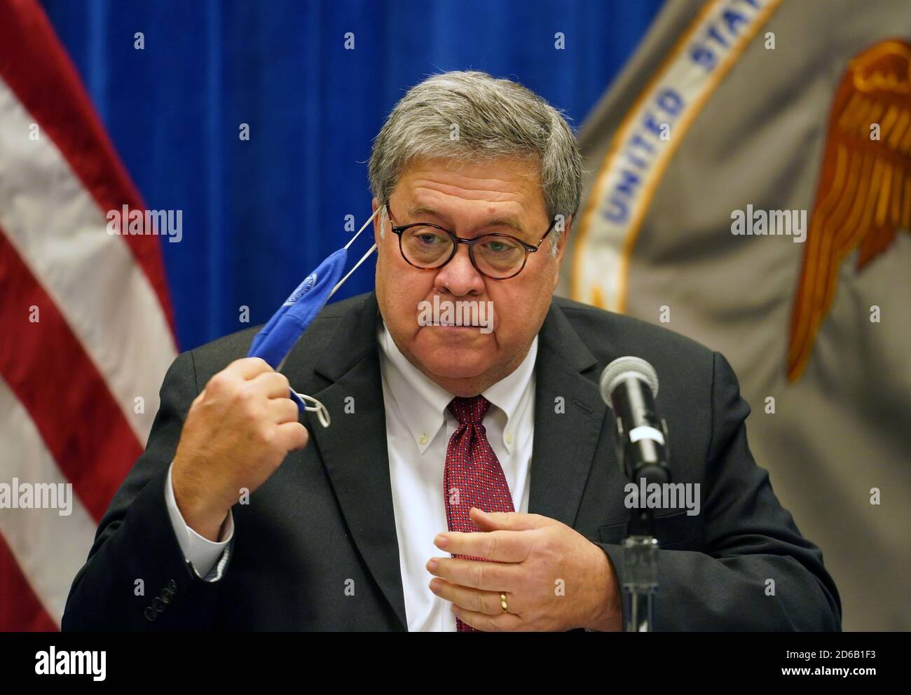 St. Louis, Usa. Oktober 2020. Der Generalstaatsanwalt der Vereinigten Staaten, William Barr, nimmt seine Maske ab, um seine Bemerkungen zu machen, während er sich bei einer Diskussionsrunde im Thomas Eagleton Ferderal Courthouse in St. Louis am Donnerstag, dem 15. Oktober 2020 mit Strafverfolgungsbehörden trifft. Barr war in St. Louis und besuchte im Rahmen der Operation Legend neun US-Städte, wo fast 1000 Bundesagenten Städten bei ihren Kriminalproblemen helfen. Foto von Bill Greenblatt/UPI Kredit: UPI/Alamy Live News Stockfoto