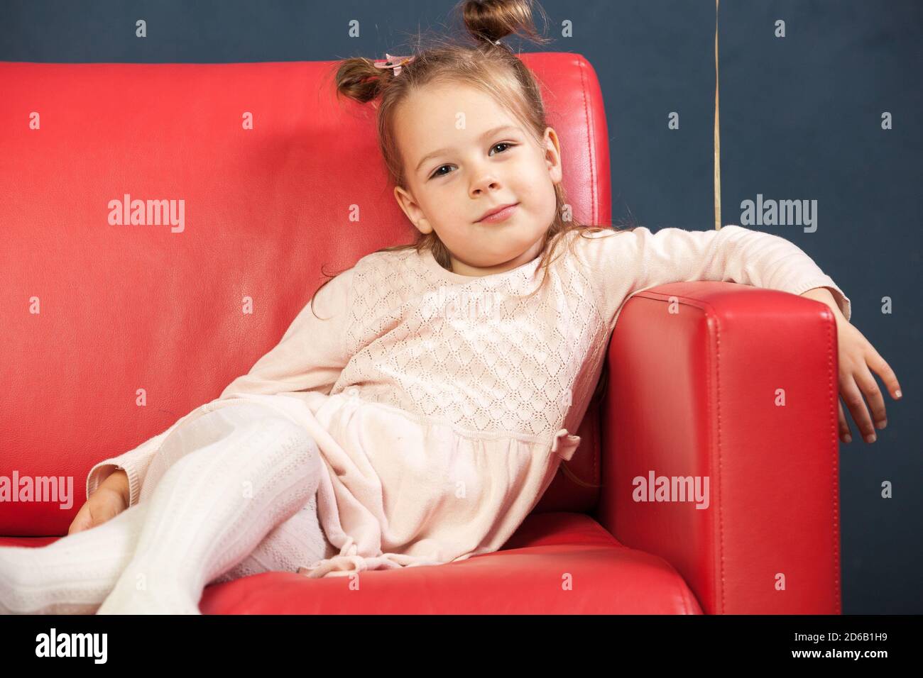 Familie, Mama, Papa, ich, Ballons, Fotoshooting einer jungen Familie mit Kindern anlässlich des Geburtstages des Babys Stockfoto