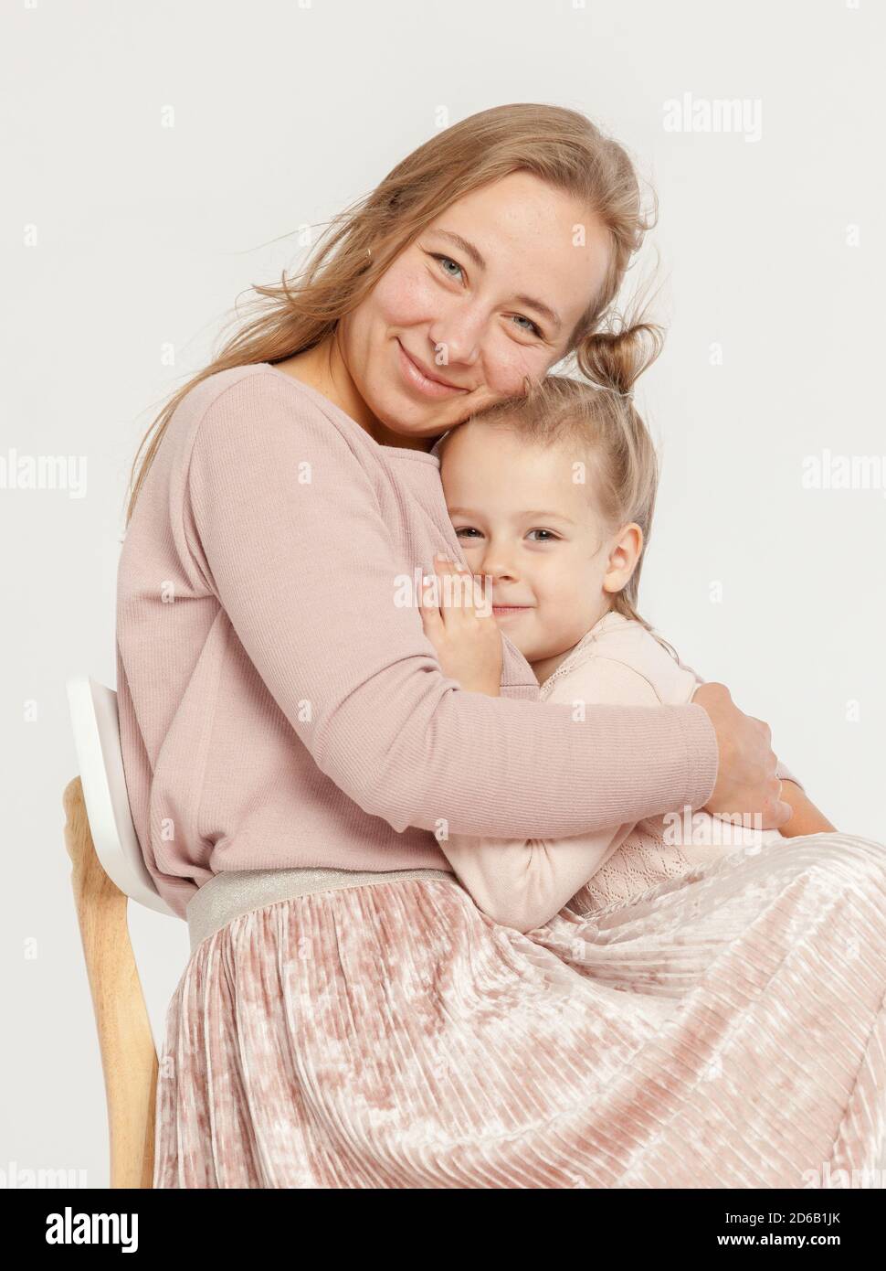 Familie, Mama, Papa, ich, Ballons, Fotoshooting einer jungen Familie mit Kindern anlässlich des Geburtstages des Babys Stockfoto