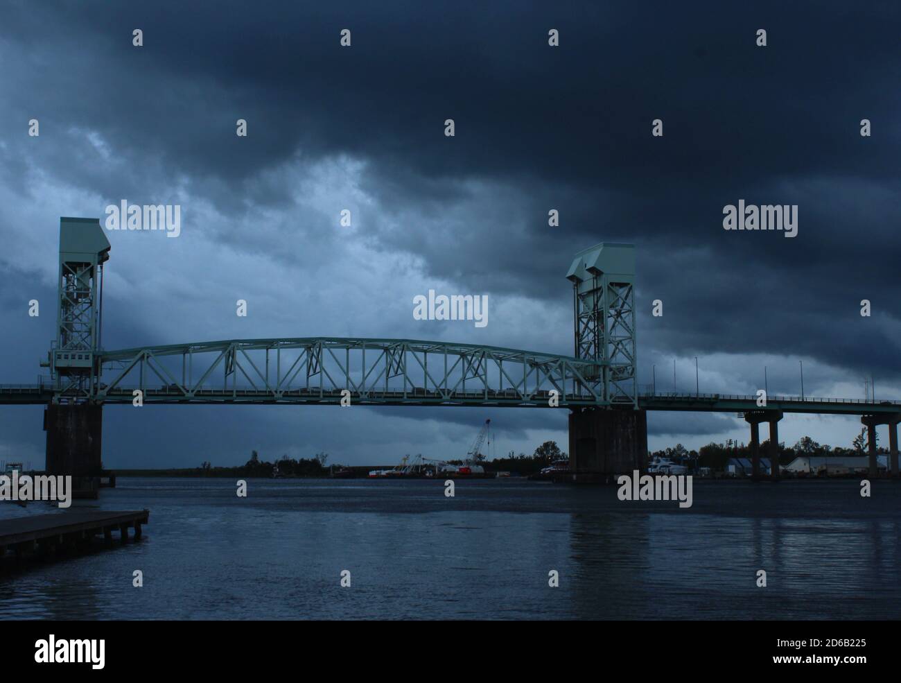 Sturmwolken über der Cape Fear Memorial Bridge, Cape Fear River, Wilmington, NC Stockfoto