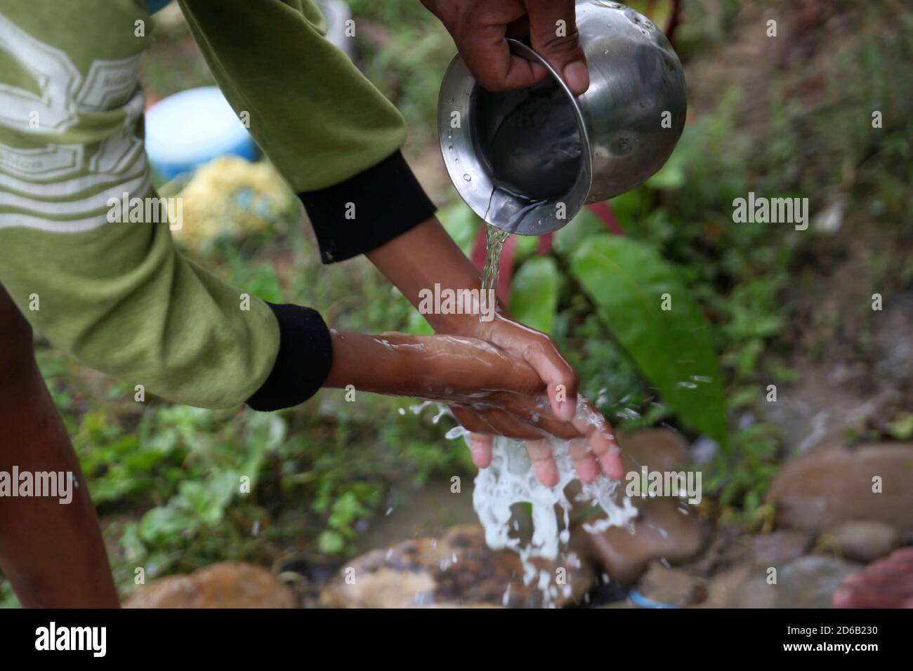 Dang, Nepal. Oktober 2020. Ein Kind wäscht sich am Global Handwashing Day in Butaniya in Dang, West-Nepal, die Hände. Der Global Handwashing Day ist eine jährliche Kampagne, mit der Menschen auf der ganzen Welt motiviert und mobilisiert werden sollen, ihre Gewohnheiten beim Händewaschen zu verbessern. Quelle: Sunil Sharma/ZUMA Wire/Alamy Live News Stockfoto