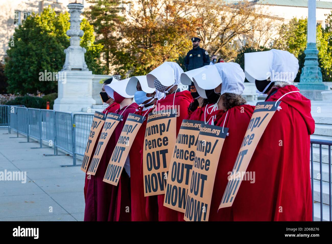 Washington, DC, USA, 15. Oktober 2020. Im Bild: Als Dienstmädchen gekleidete Demonstranten aus der Geschichte der Dienstmädchen stehen vor dem Gebäude des Obersten Gerichtshofs, um gegen die Nominierung von Amy Coney Barrett und die faschistische Politik der Trump-Regierung zu protestieren. Demonstranten lehnen die Ernennung von Amy Coney Barrett zum Obersten Gerichtshof ab, um die Rechte von Frauen, LGBTQ und Behinderung sowie den Health and Affordable Care Act (Obamacare) zu schützen. Kredit: Allison Bailey/Alamy Live Nachrichten Stockfoto