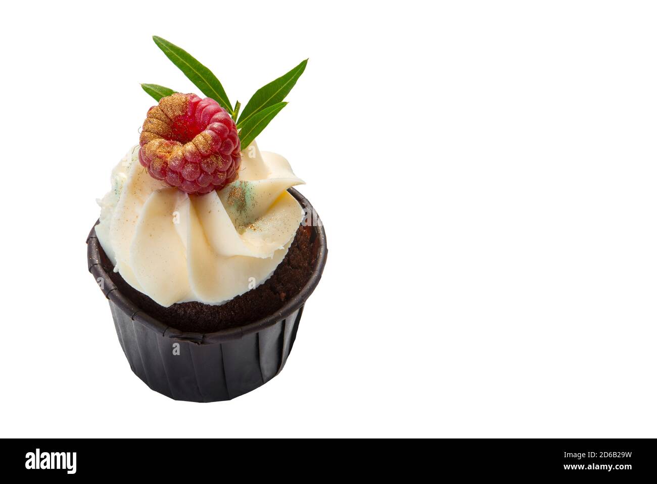 Biskuitkuchen mit Sahne und Himbeeren in einem Pappbecher auf weißem, isoliertem Hintergrund. Leerzeichen für Text Stockfoto