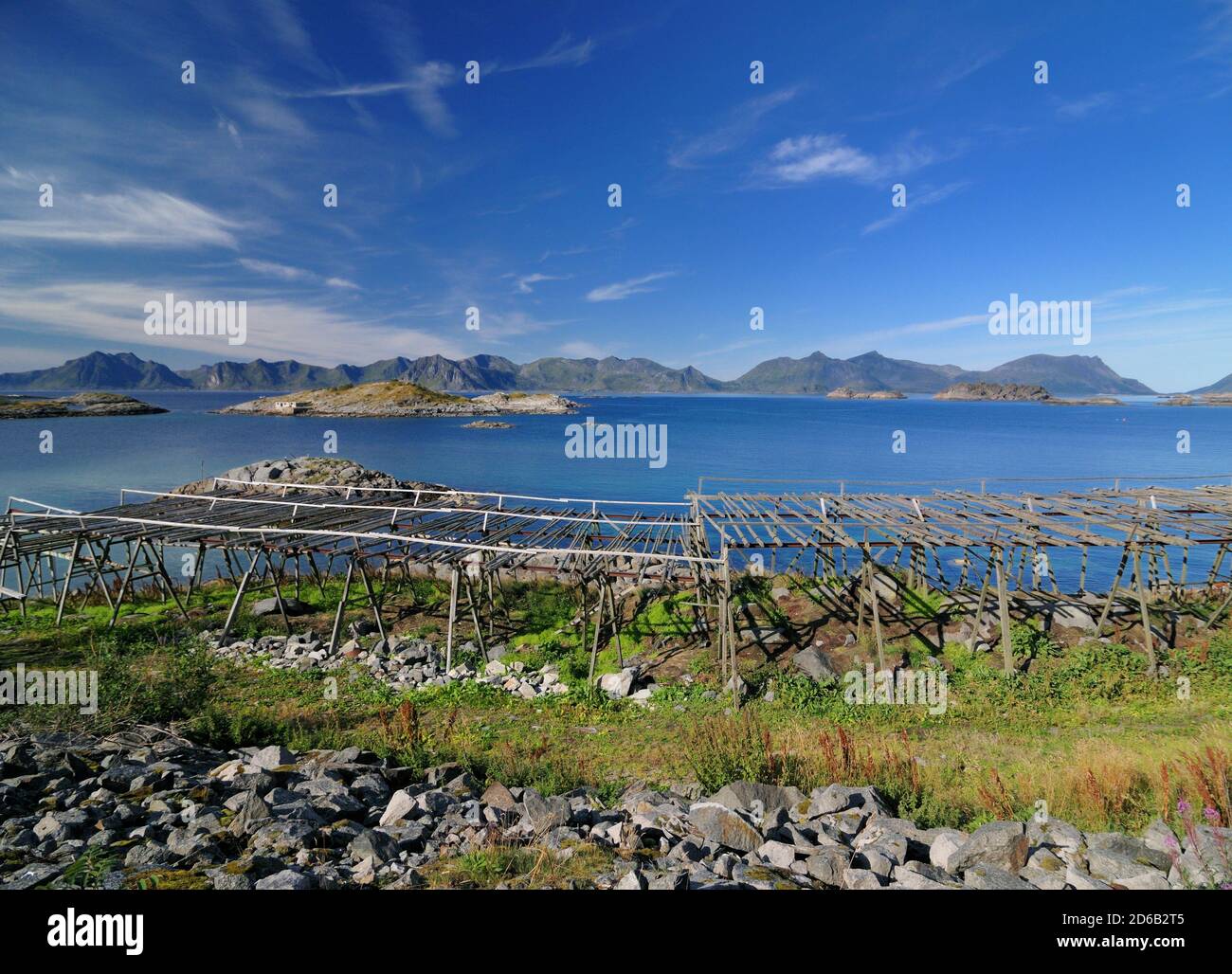 Trockenracks Für Stockfisch An Der Küste Der Lofoten Island Austvagoy an EINEM sonnigen Sommertag mit EINEM klaren Blau Himmel und EIN paar Wolken Stockfoto