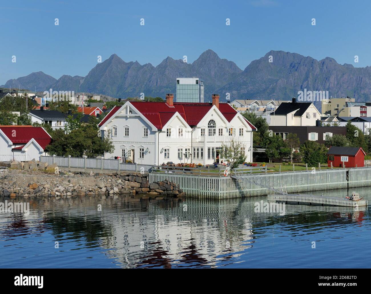 Das Wasser Von Svolvaer Spiegelt Sich Im Wasser Auf Lofoten Island Austvagoy an EINEM sonnigen Sommertag mit EINEM klaren Blau Himmel Stockfoto