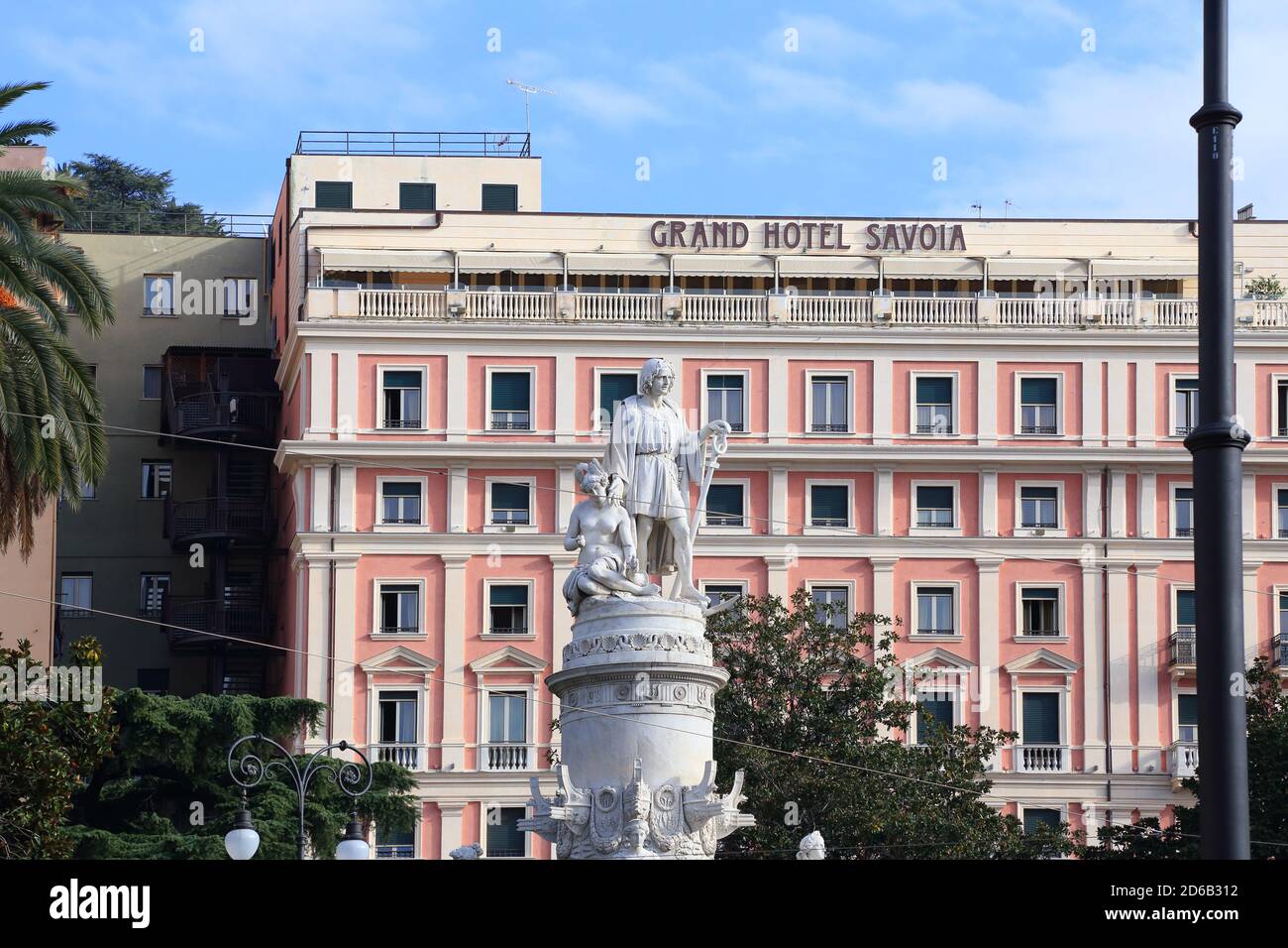 Grand Hotel Savoia, Genua Italien, mit dem Denkmal von Christoph Kolumbus, von Lorenzo Bartolini, im Vordergrund Stockfoto