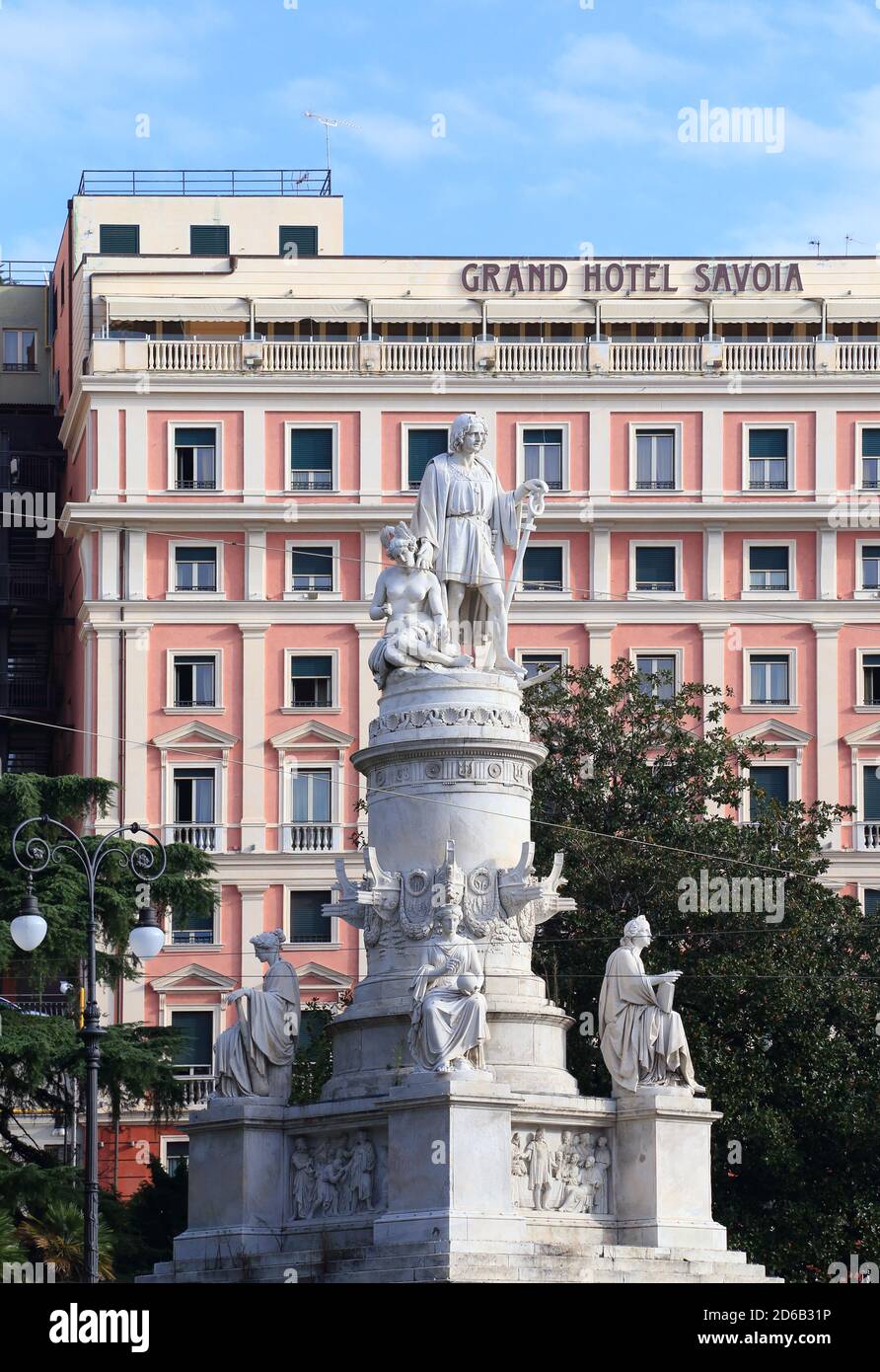 Grand Hotel Savoia, Genua Italien, mit dem Denkmal von Christoph Kolumbus, von Lorenzo Bartolini, im Vordergrund Stockfoto